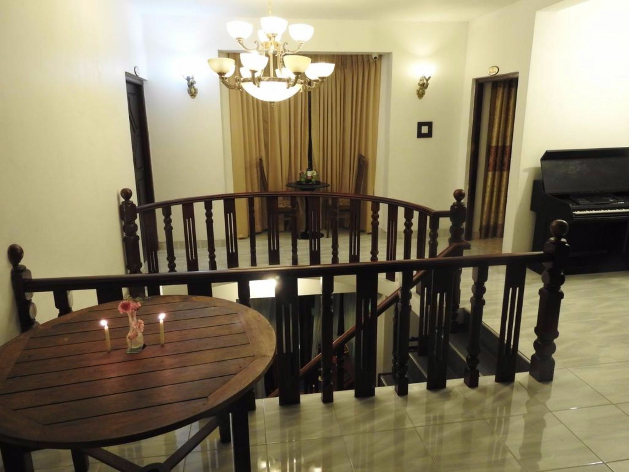 Oak Wood Inn Канди Екстериор снимка