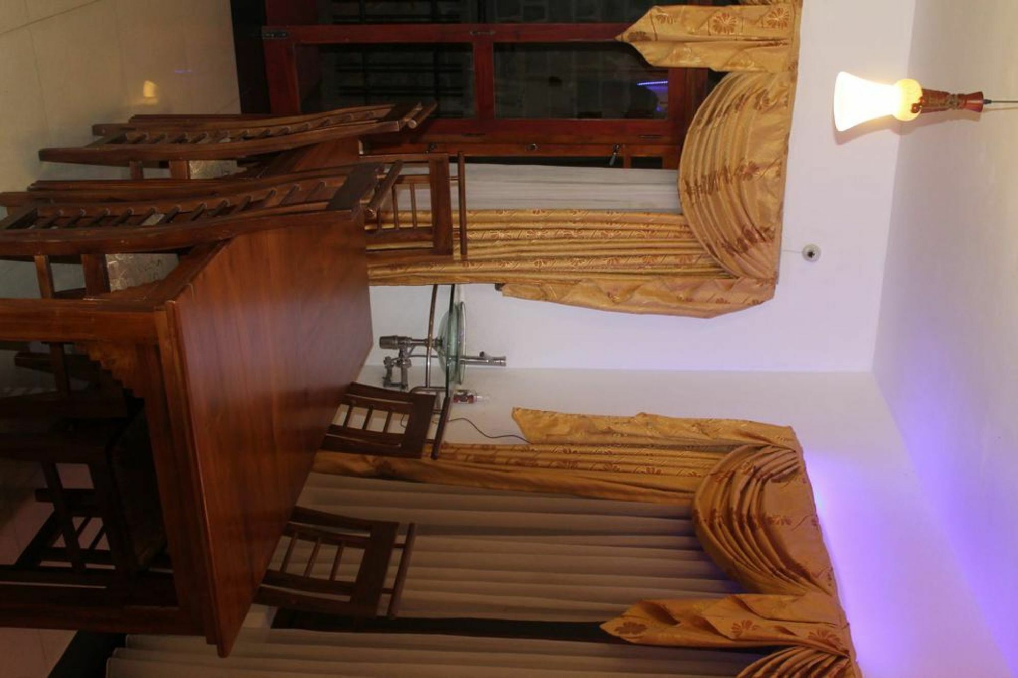 Oak Wood Inn Канди Екстериор снимка