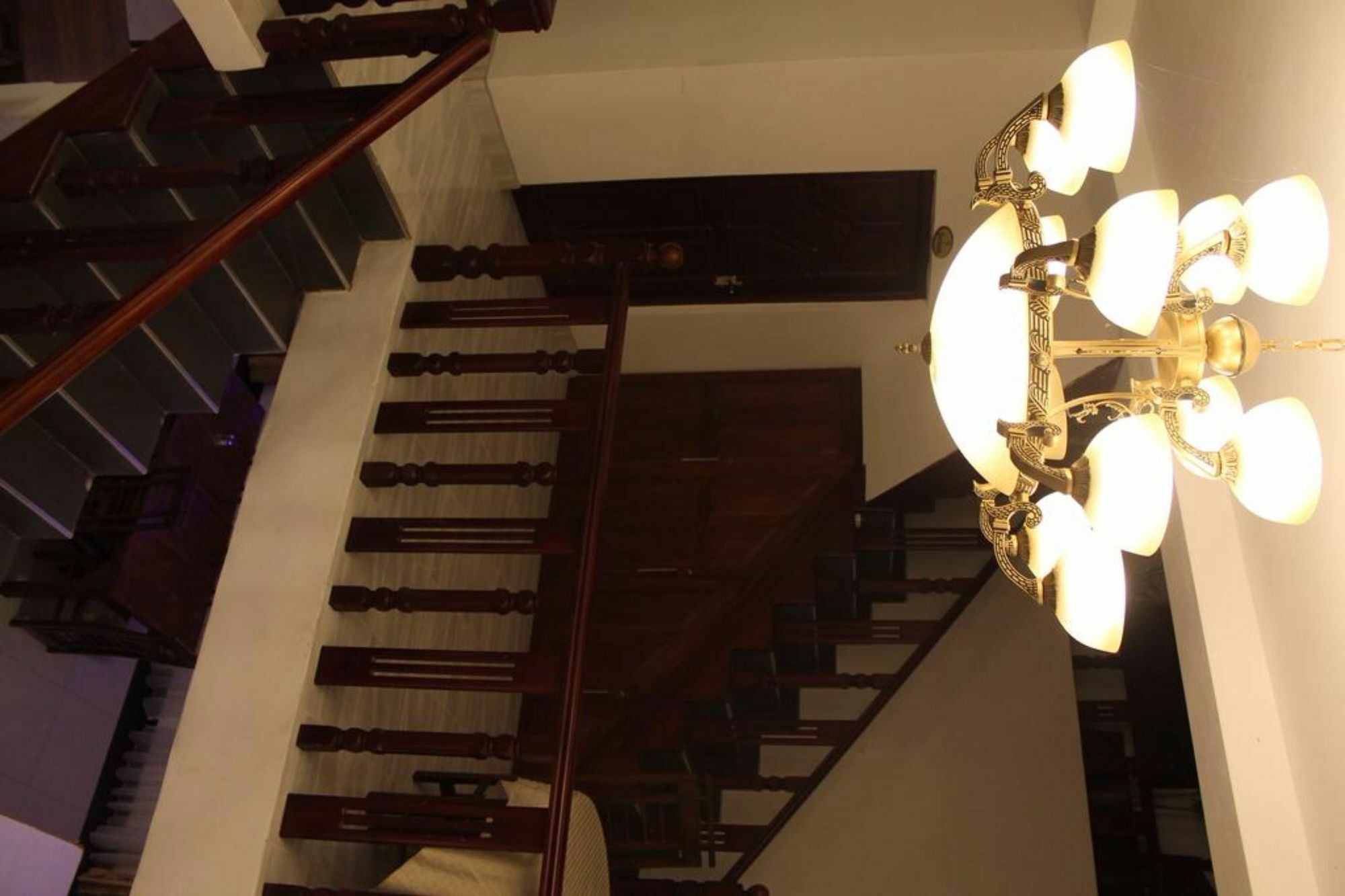Oak Wood Inn Канди Екстериор снимка