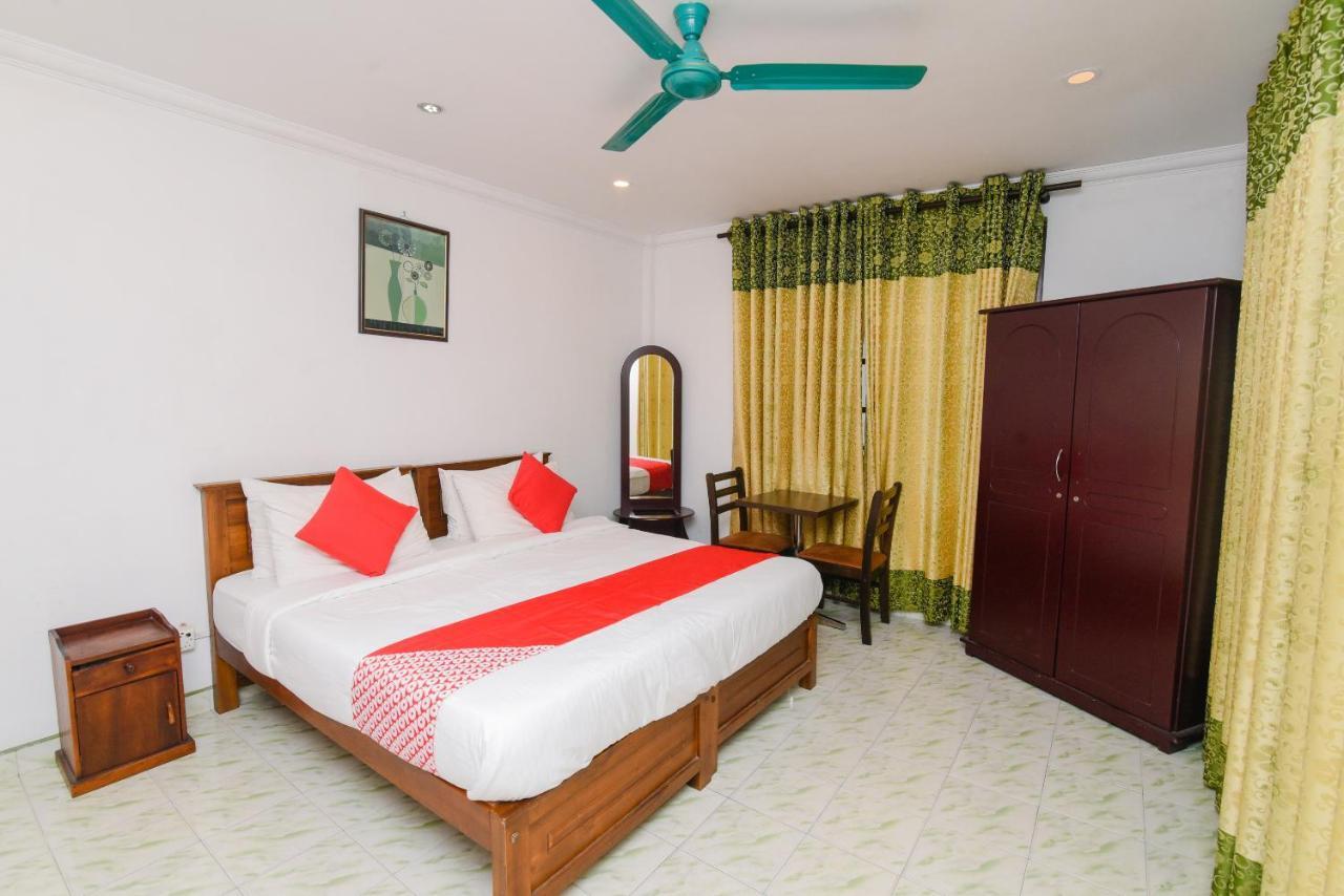 Oak Wood Inn Канди Екстериор снимка