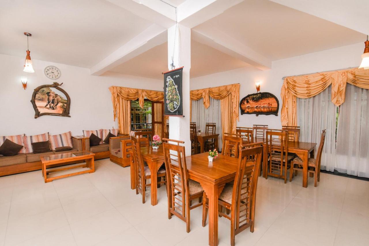 Oak Wood Inn Канди Екстериор снимка