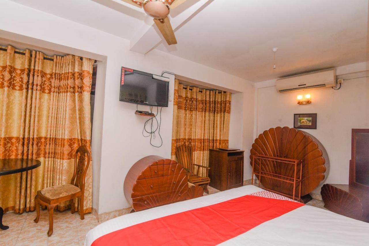 Oak Wood Inn Канди Екстериор снимка